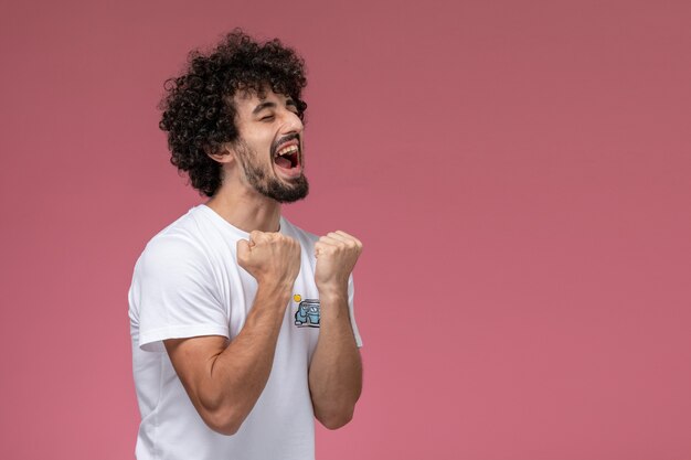 chico joven que se alegra en rojo,