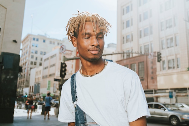 Chico joven con rastas en el centro de Los Ángeles