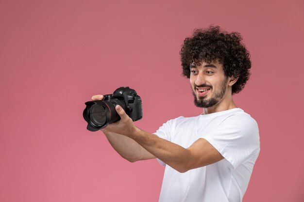 chico joven realmente le gusta la calidad de la cámara de fotos