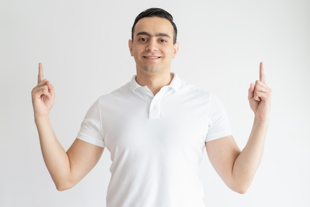 Hombre con polo blanco hotsell