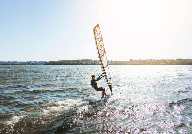 Chico joven con tabla de kitesurf