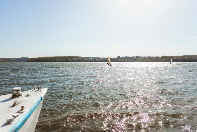 Chico joven con tabla de kitesurf