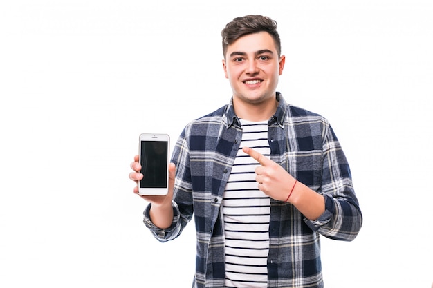 Chico joven con teléfono celebra la victoria de su equipo favorito