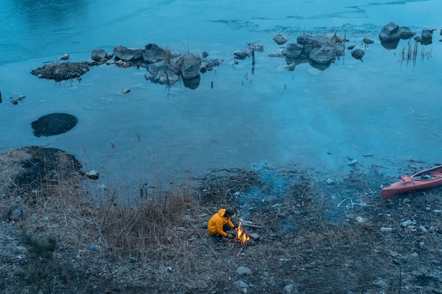 El chico del lago hace fuego