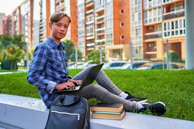 Chico en lecciones de inglés online