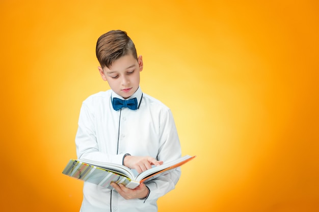 El chico con libro