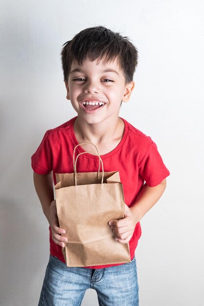 Chico lindo con bolsa de compras de comida rápida