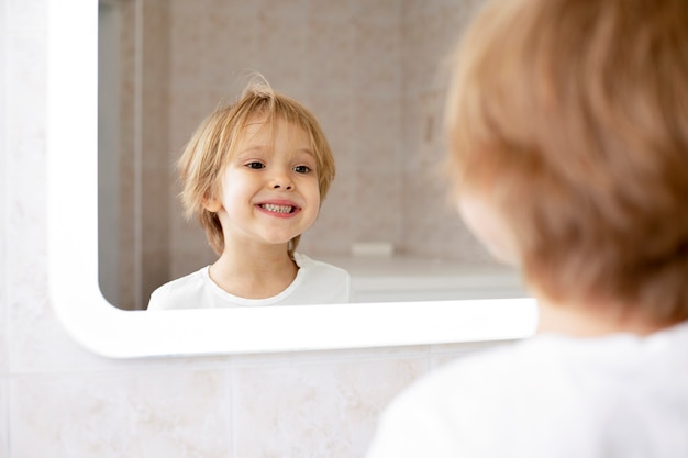 Foto gratuita chico lindo sonriendo en espejo
