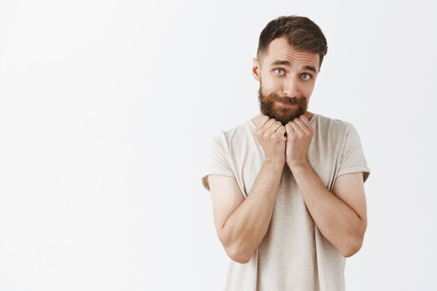 Chico lindo y tonto con barba que parece adorable