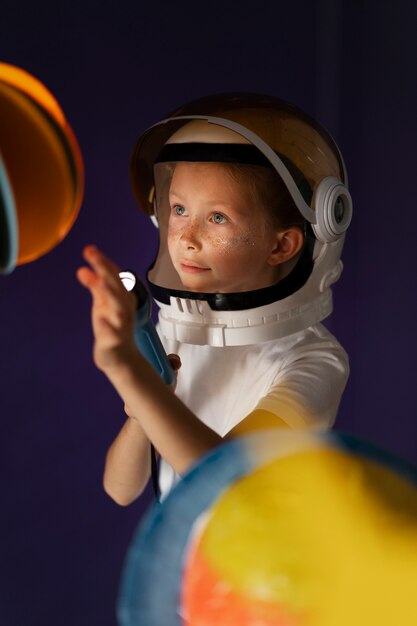 Chico lindo vestido de astronauta espacial