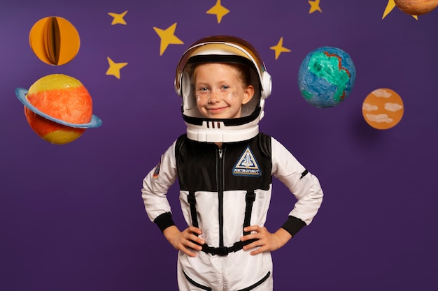 Foto gratuita chico lindo vestido de astronauta espacial