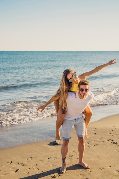 Foto gratuita chico llevando novia por el mar