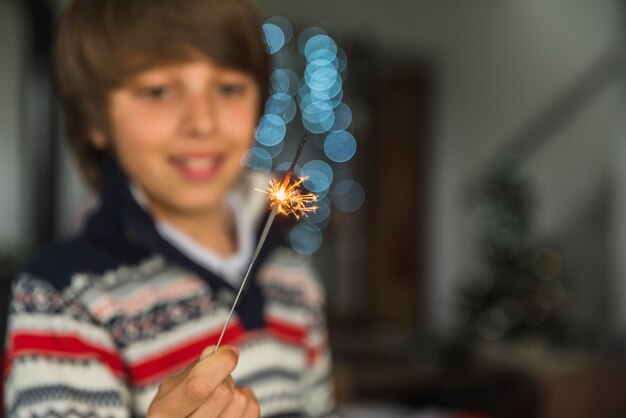 Chico mostrando luz de Bengala