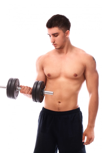 Foto gratuita chico musculoso trabajando con pesas