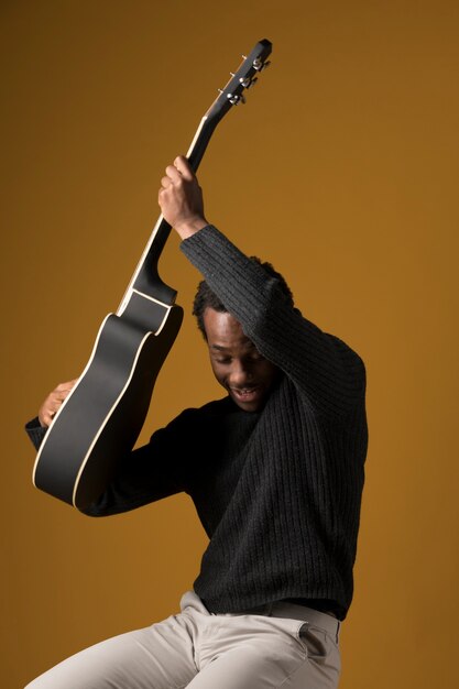 Chico negro tocando la guitarra