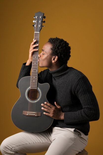 Chico negro tocando la guitarra