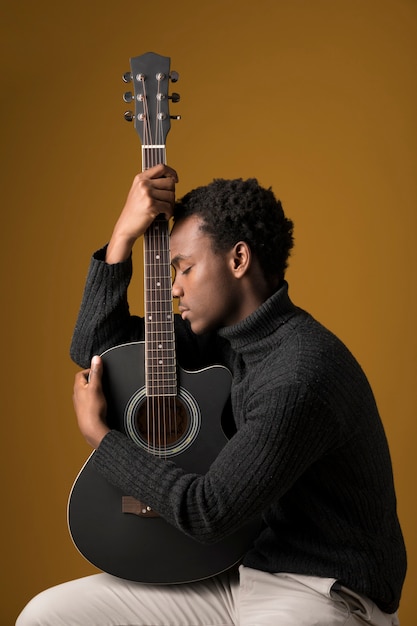 Chico negro tocando la guitarra