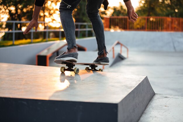 chico patinador practicando