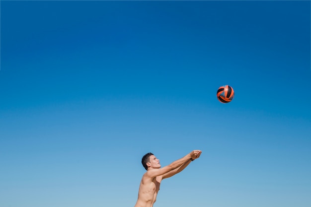 Foto gratuita chico pegando voleibol