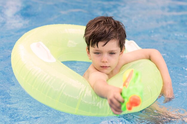 Chico en piscina con flotador