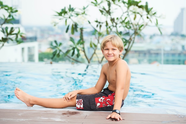 Chico en la piscina del hotel