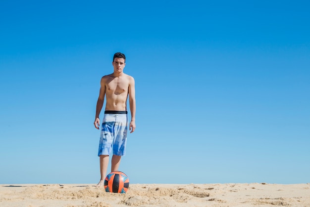 Chico preparado para chutar la pelota