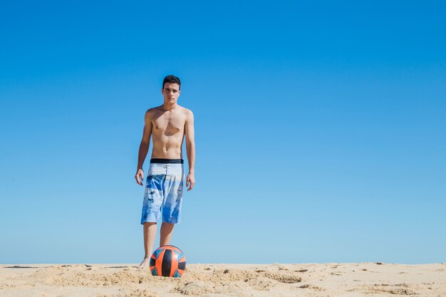 Chico preparado para chutar la pelota