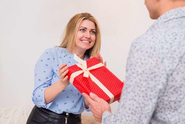 Chico presentando regalo a señora feliz