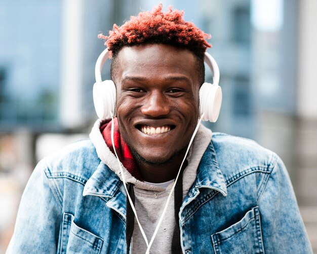 Chico de primer plano con auriculares y amplia sonrisa