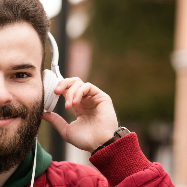 Chico de primer plano con auriculares y barba