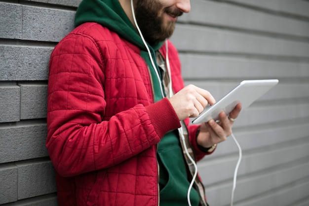 Chico de primer plano con auriculares y tableta