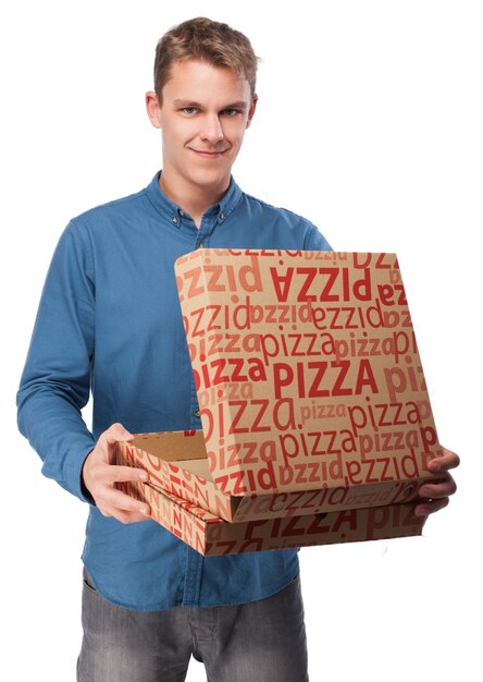 Chico rubio con cajas de pizza