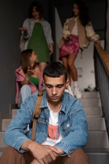 Chico siendo intimidado en ángulo bajo de escaleras