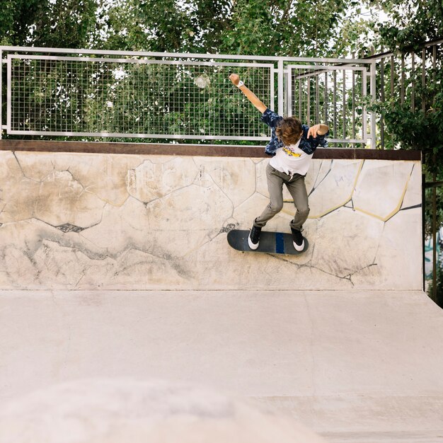 Chico skater con estilo en medio tubo