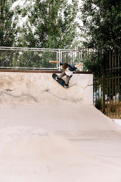 Chico skater joven en medio tubo