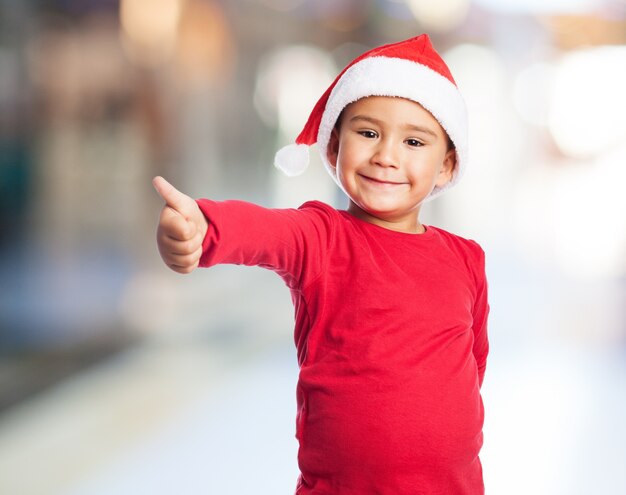 Chico con el sombrero de papa noel