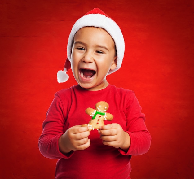 Foto gratuita chico sonriendo antes de comer su galleta