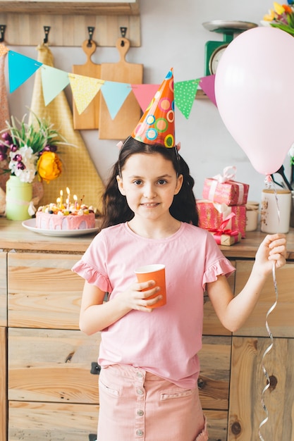 Foto gratuita chico sonriente celebrando un cumpleaños