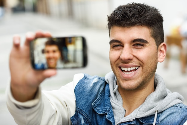 Chico sonriente haciéndose una foto