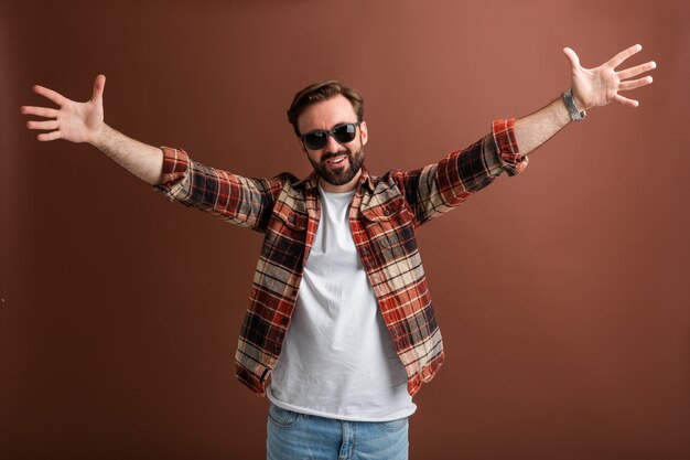 Chico sonriente hipster brutal, hombre feliz emocional barbudo con estilo guapo