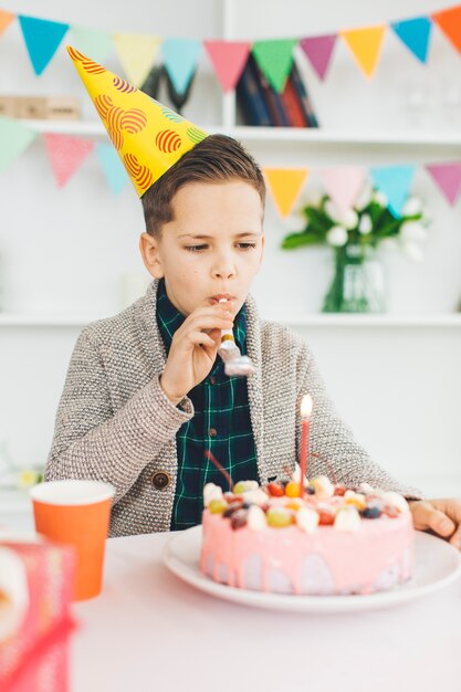 Chico sonriente con una tarta de cumpleaños