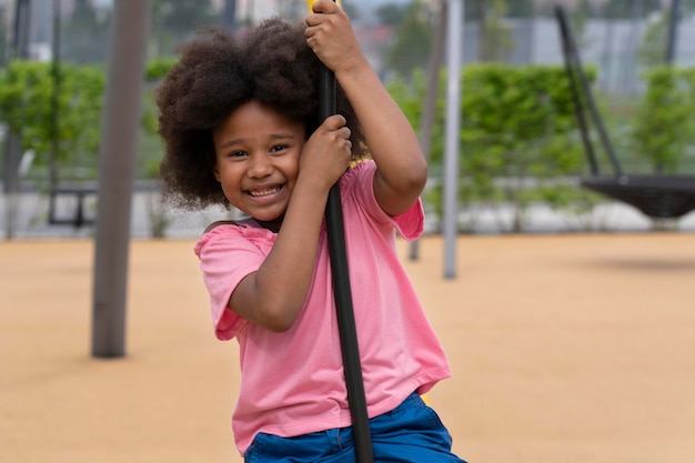 Foto gratuita chico sonriente de tiro medio al aire libre