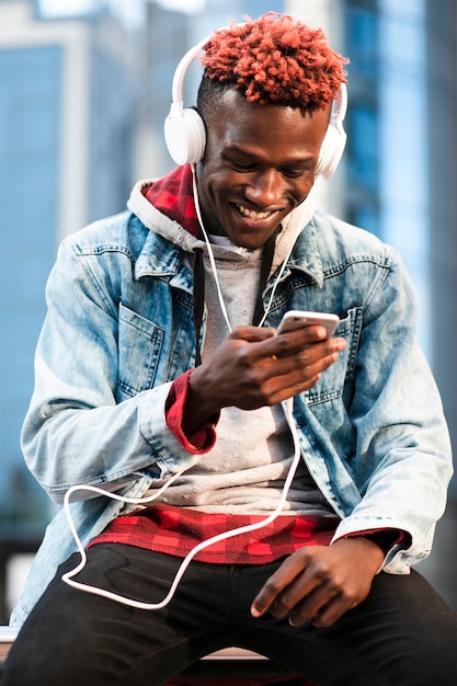 Foto gratuita chico sonriente de tiro medio con atuendo de moda