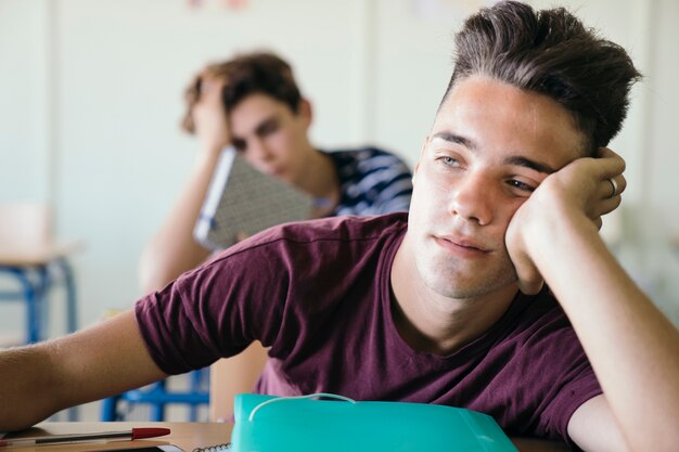 Chico con sueño en clase