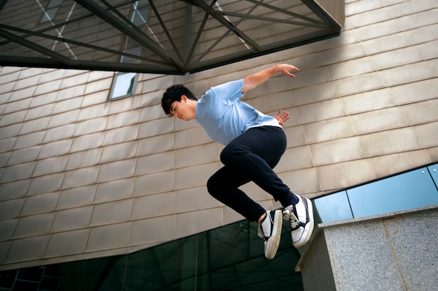 Foto gratuita chico de tiro completo haciendo parkour