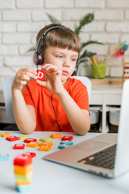 Chico de tiro medio con auriculares