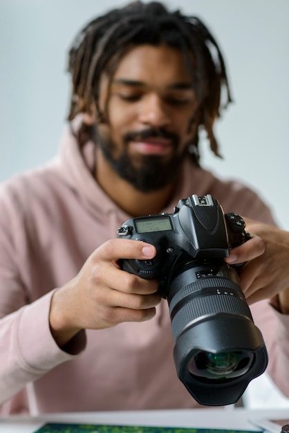 Foto gratuita chico de tiro medio con cámara de fotos