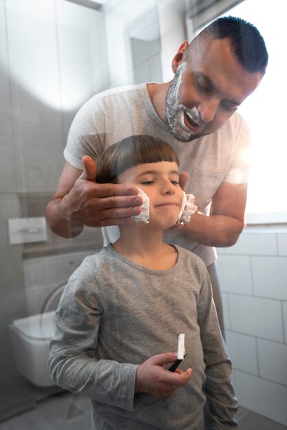 Chico de tiro medio con crema de afeitar.