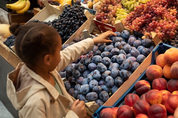 Chico de tiro medio eligiendo fruta