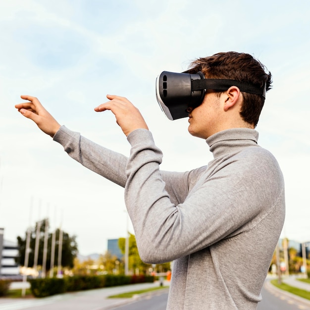 Chico de tiro medio con gafas vr